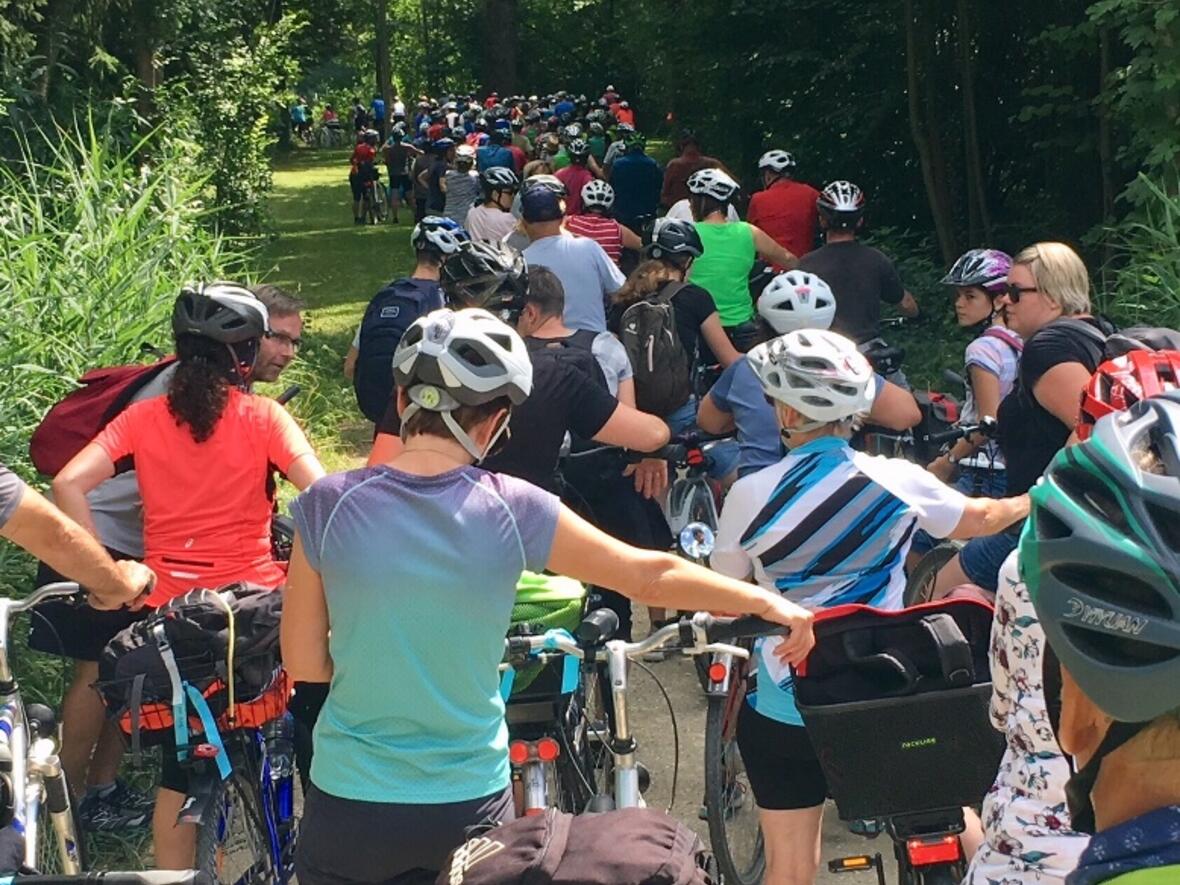 Die große Schar der 280 Radwallfahrer war in Gersthofen nur noch wenige Kilometer vom Ziel entfernt. (Foto: Hedwig Leib)
