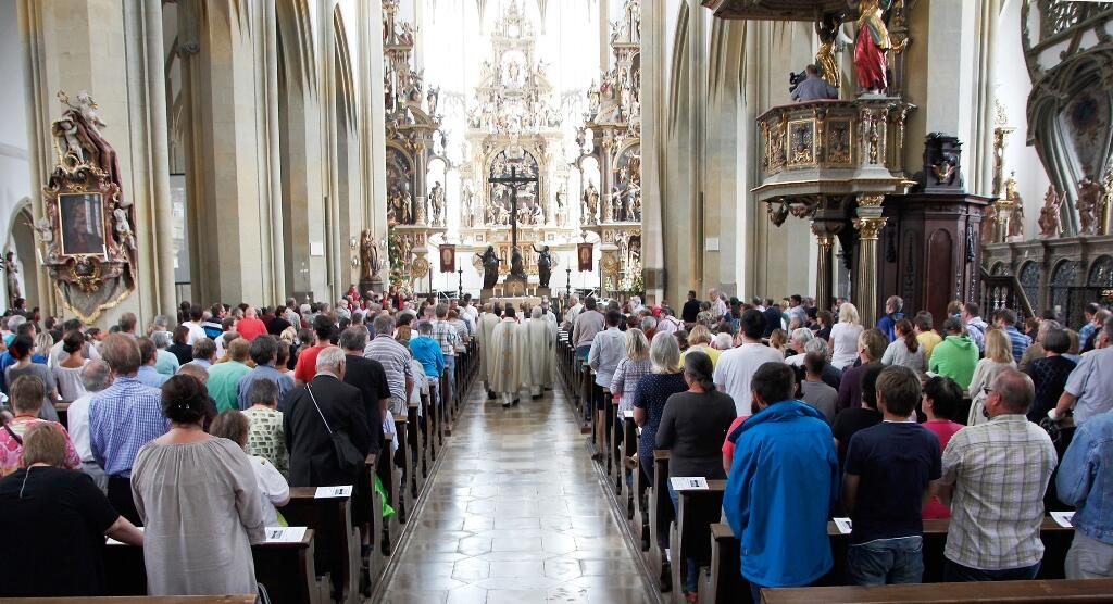 Bis auf den letzten Platz gefüllt: die Ulrichsbasilika beim Gottesdienst für Menschen mit Behinderung. (Foto: Bernhard Gattner / Caritas Augsburg)