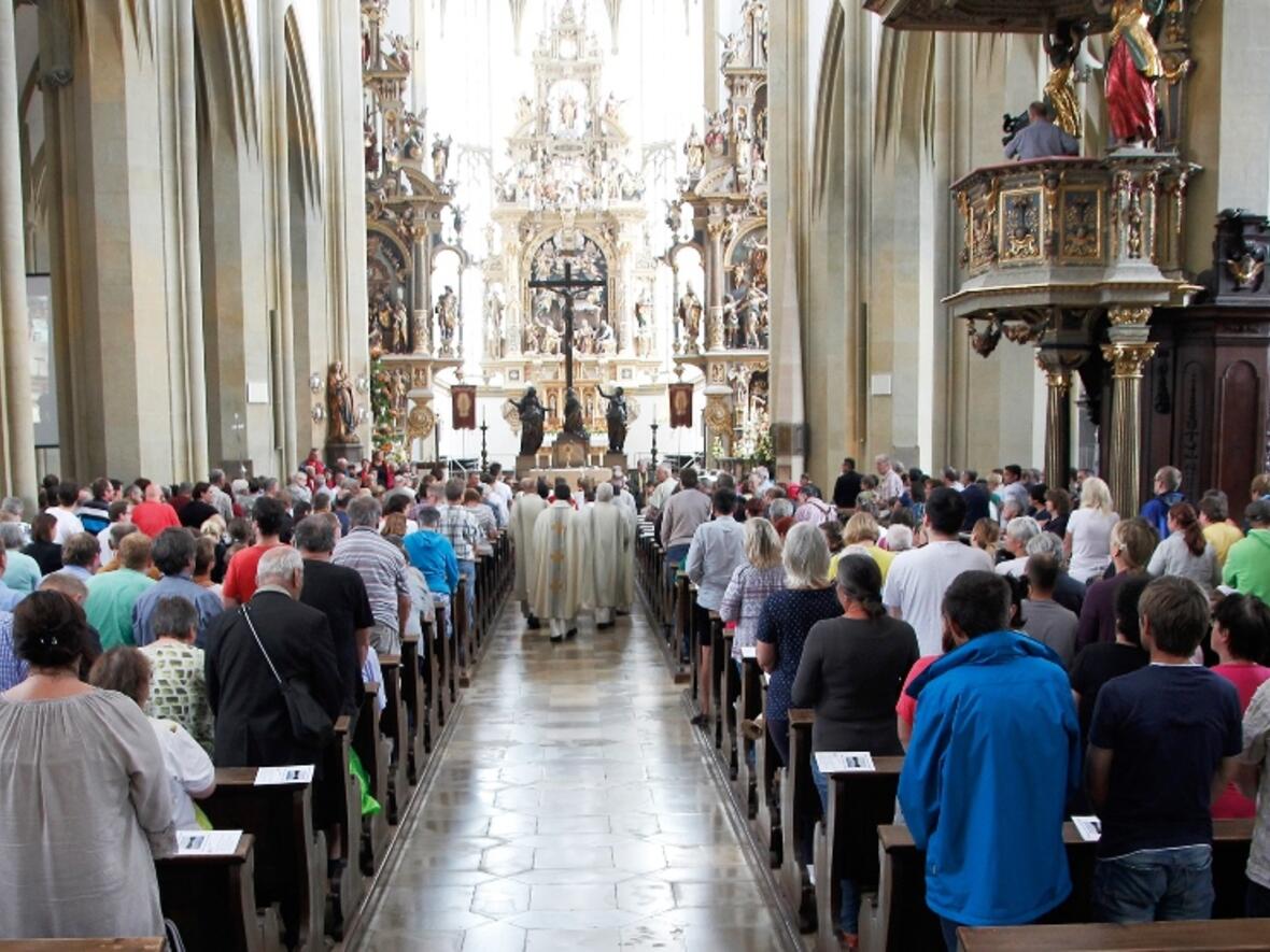 Bis auf den letzten Platz gefüllt: die Ulrichsbasilika beim Gottesdienst für Menschen mit Behinderung. (Foto: Bernhard Gattner / Caritas Augsburg)