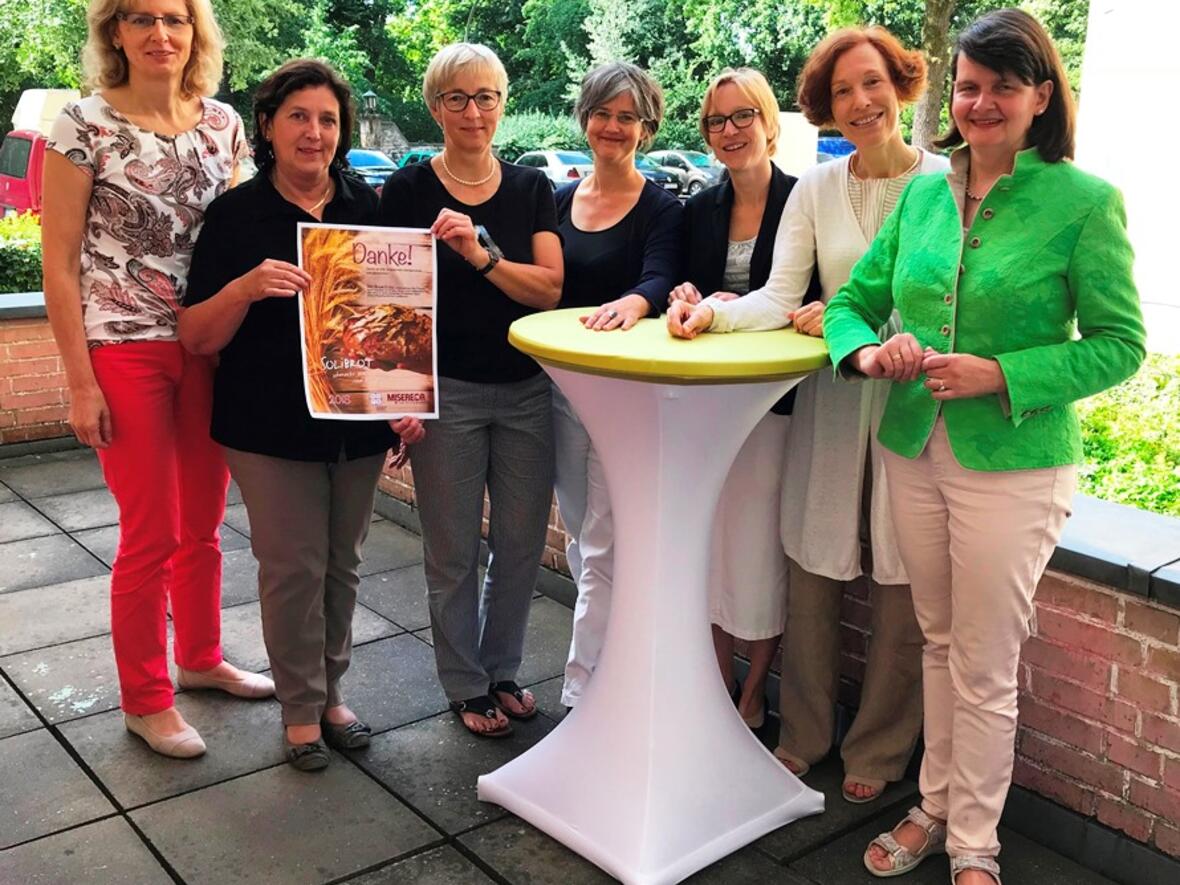 Der KDFB-Bundesvorstand, darunter Vize-Präsidentin Sabine Slawik (3.v.l.), bedankte sich bei allen Beteiligten der diesjährigen Solibrot-Aktion. (Foto: KDFB Bundesverband)