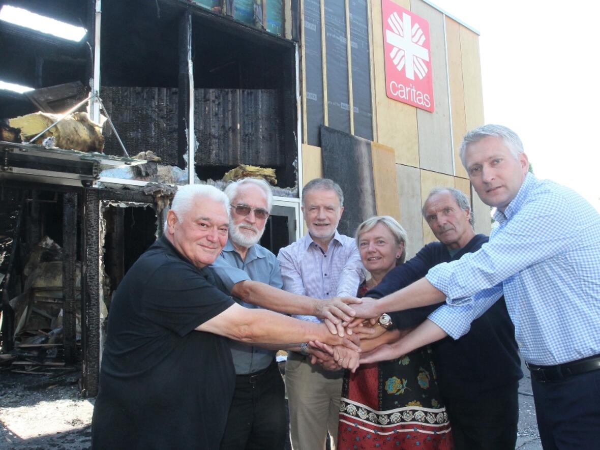 Caritas-Vorstand und Caritasrat unterstreichen ihren Zusammenhalt (v.l.): Caritasrats-Mitglied Karlheinz Seidenspinner, Vorstandsvorsitzender Pfarrer Karl Mair, 2. Vorstandsvorsitzender Hans-Peter Dangl, die stellvertretende Geschäftsführerin Gabriela Hoffmann, Geschäftsführer Dr. Walter Semsch und Caritasrats-Mitglied Hansjörg Durz MdB. (Foto: Caritas Augsburg / Annette Zoepf)
