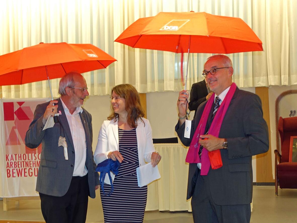 Gut beschirmt in die Zukunft: (v.l.) Diakon Erwin Helmer gemeisam mit seinem Nachfolger als Diözesanpräses Georg Steinmetz und der DGB-Regionsvorsitzenden Silke Klos-Pöllinger (Foto: KAB)