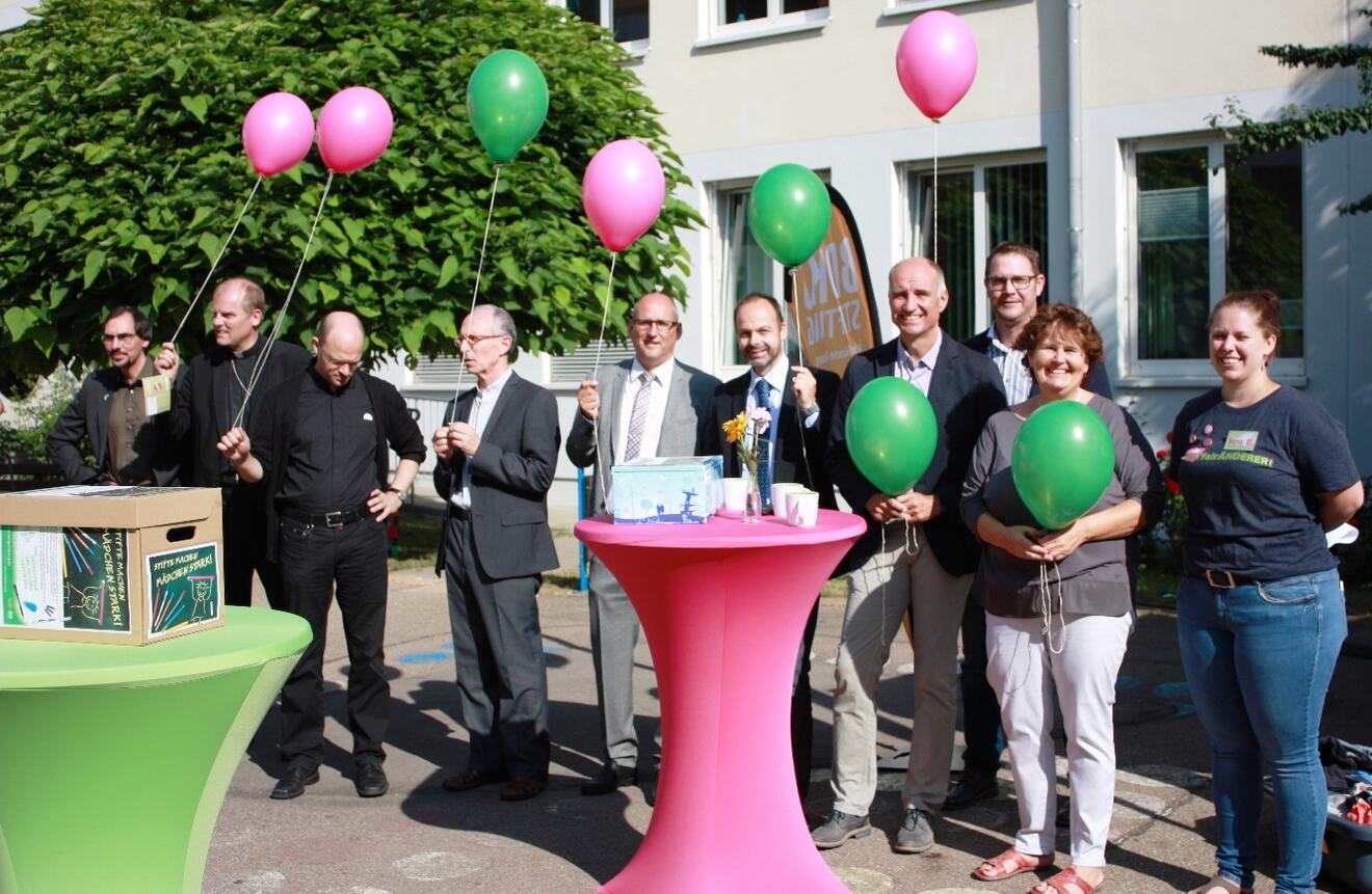 Als Zeichen für das bunte Programm und die hohen Zielen eine Weltveränderung ließen die Gäste aus Kirche und Politik gemeinsam viele bunte Luftballons in den Himmel steigen. (Foto: Schulwerk)