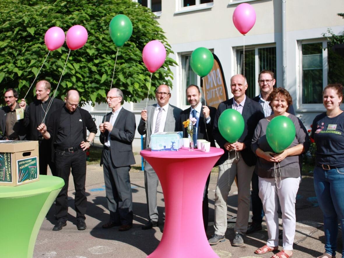 Als Zeichen für das bunte Programm und die hohen Zielen eine Weltveränderung ließen die Gäste aus Kirche und Politik gemeinsam viele bunte Luftballons in den Himmel steigen. (Foto: Schulwerk)