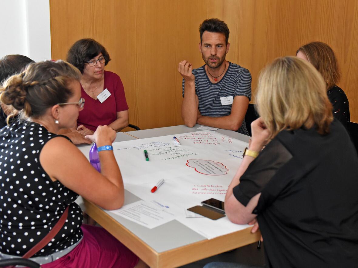 In Kleingruppen erarbeiteten die Teilnehmer des Werkstattnachmittags Werbestrategien für pastorale Berufe. (Fotos: Simone Zwikirsch/pba)