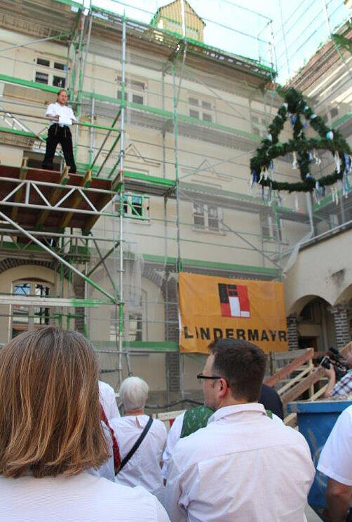 Roland Stegmann von der Dachdeckerei Torsten Richter spricht den Richtspruch. Foto: SkF Augsburg 