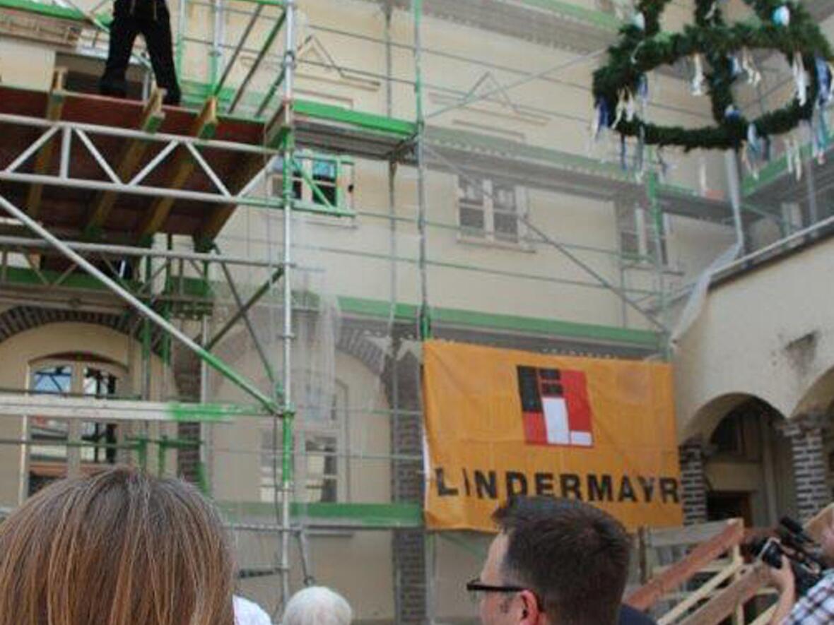 Roland Stegmann von der Dachdeckerei Torsten Richter spricht den Richtspruch. Foto: SkF Augsburg 