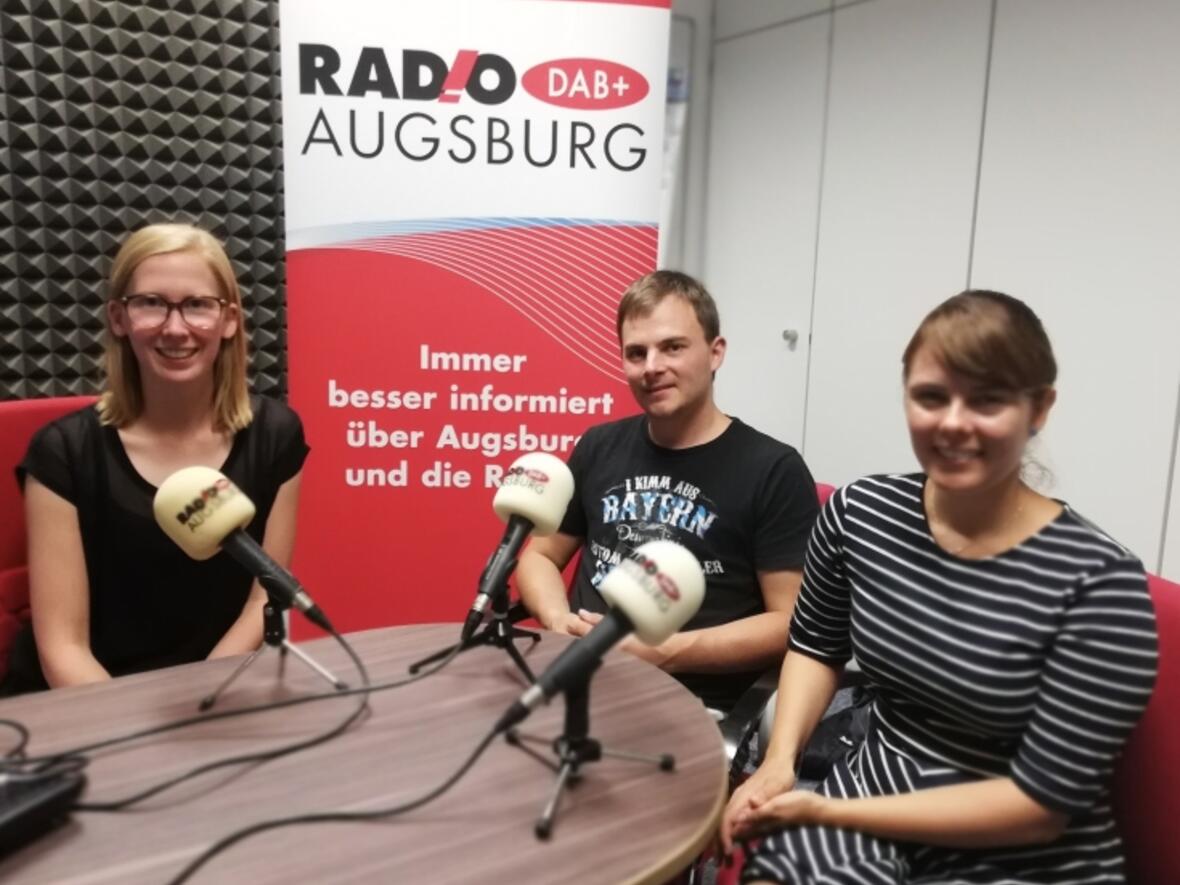 Katharina van der Beek im Gespräch mit Regina Schwarz und Andreas Kaiser vom Nightfever-Leitungsteam (Foto: RADIO AUGSBURG)