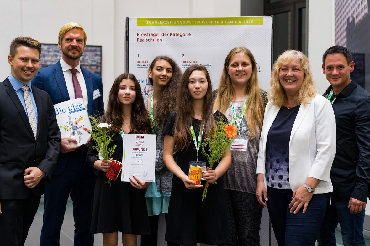 Bei der Preisverleihung in Berlin (v.l.): Martin Winter (Geschäftsführender Bundesvorstand der Jugendpresse Deutschland e.V.), Laudator Gordon Repinski (Hauptstadtbüroleiter RedaktionsNetzwerk Deutschland), Rebekka Kögel (Chefredakteurin), Alysha Oberhofer-Biyikli, Madeleine Pötzsch, Hannah Balkenhol, Sibylle Gerner (betreuende Lehrkraft des Wahlkurses „Layout“), Florian Schomanek (betreuende Lehrkraft des Wahlkurses „Journalistisches Schreiben“) (Foto: Weis/Jugendpresse Deutschland)