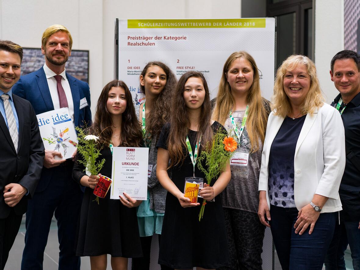 Bei der Preisverleihung in Berlin (v.l.): Martin Winter (Geschäftsführender Bundesvorstand der Jugendpresse Deutschland e.V.), Laudator Gordon Repinski (Hauptstadtbüroleiter RedaktionsNetzwerk Deutschland), Rebekka Kögel (Chefredakteurin), Alysha Oberhofer-Biyikli, Madeleine Pötzsch, Hannah Balkenhol, Sibylle Gerner (betreuende Lehrkraft des Wahlkurses „Layout“), Florian Schomanek (betreuende Lehrkraft des Wahlkurses „Journalistisches Schreiben“) (Foto: Weis/Jugendpresse Deutschland)
