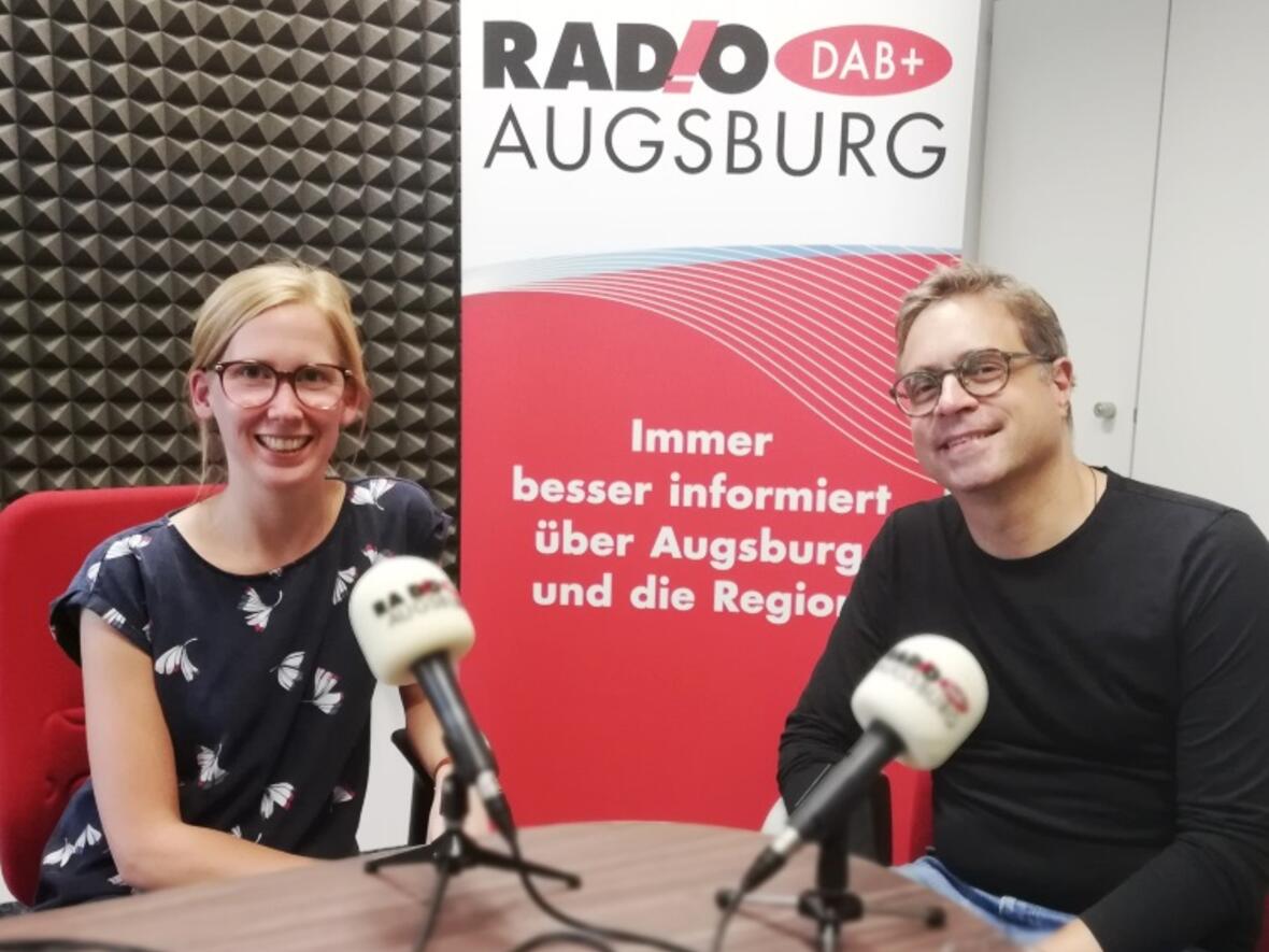 Katharina van der Beek im Gespräch mit Pater Markus Hau, Missionssekretär der Pallottiner. (Foto: RADIO AUGSBURG)