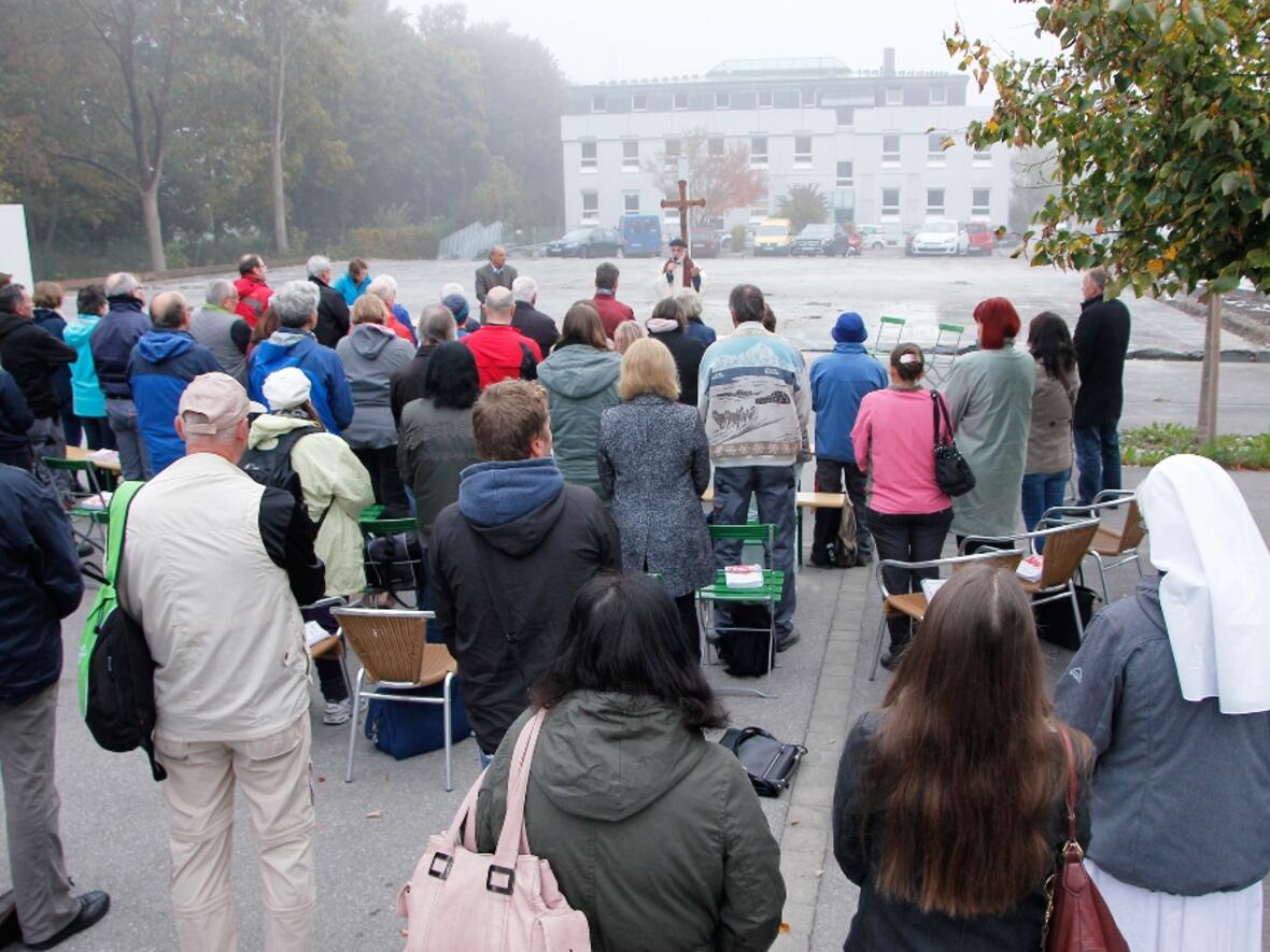 Mehr als 50 Mitarbeiterinnen und Mitarbeiter des Caritasverbandes für die Stadt und Landkreis Augsburg e.V. feierten ihren ersten gemeinsamen Gottesdienst nach der Brandkatastrophe an ihrer ehemaligen und zukünftigen Wirkungsstätte in der Depotstraße 5. (Foto: Caritas Augsburg/Bernhard Gattner)