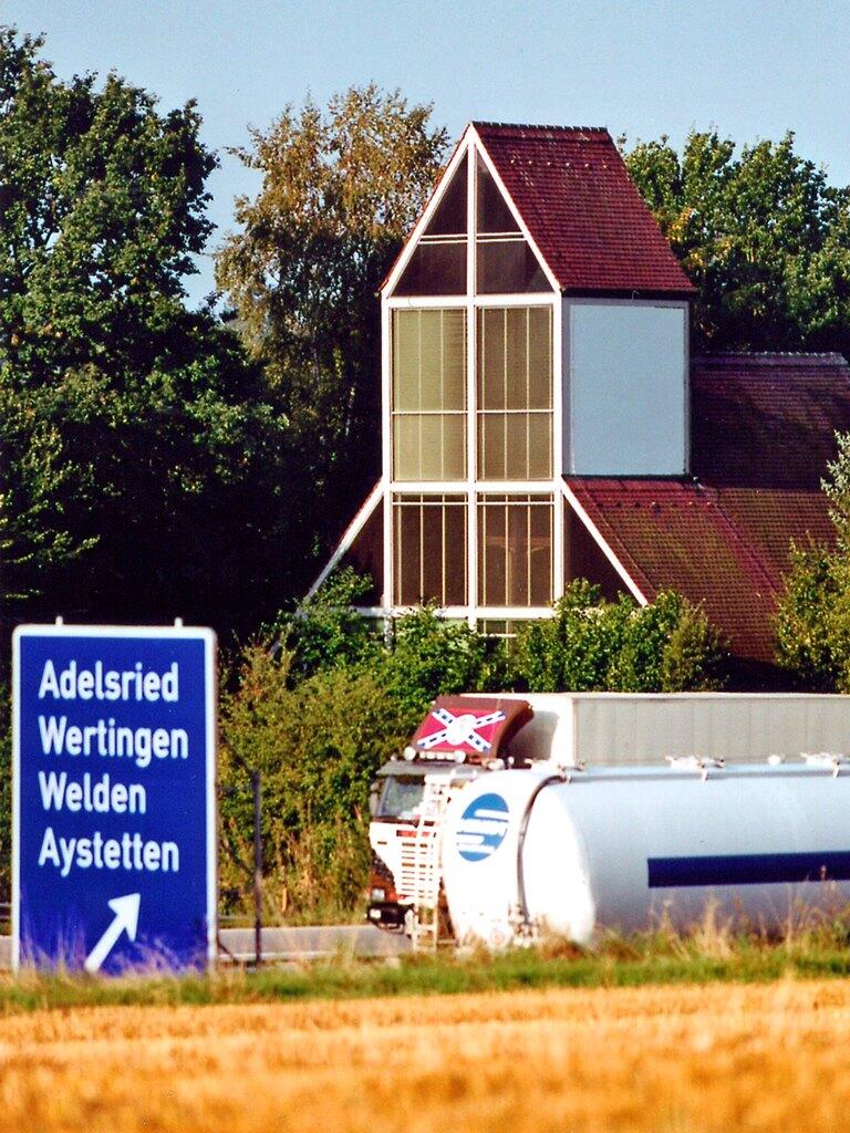 Zur Ruhe kommen und Gott um sichere Fahrt bitten: Dazu machen viele Autofahrer Halt in den Kirchen, die sich am Rand der Autobahn befinden, auch hier auf der A8 nahe Augsburg. (Foto: Autobahnkirche Adelsried)