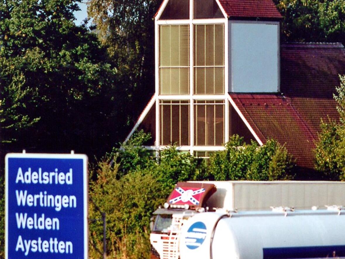 Zur Ruhe kommen und Gott um sichere Fahrt bitten: Dazu machen viele Autofahrer Halt in den Kirchen, die sich am Rand der Autobahn befinden, auch hier auf der A8 nahe Augsburg. (Foto: Autobahnkirche Adelsried)