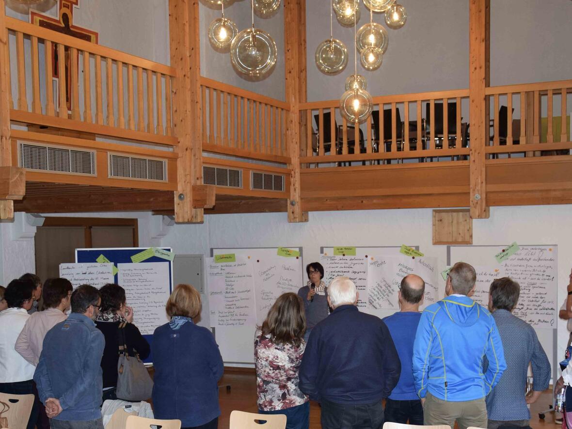 Am Ende der Zukunftswerkstatt stellen die einzelnen Gruppen ihre Ergebnisse in großer Runde vor. (Foto: Sabine Verspohl-Nitsche/pdke)