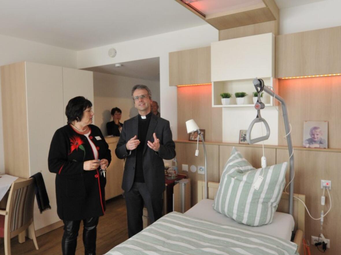 Das St. Vinzenz Hospiz an neuem Ort: (v.l.) Geschäftsführerin Christine Sieberth und der erste Vorstand Domkapitular Armin Zürn. (Foto: Fred Schöllhorn)
