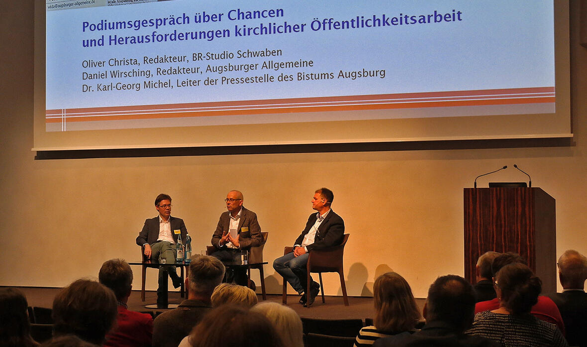 Beim Podiumgespräch über kirchliche Themen in den Medien: (v.l). Daniel Wirsching von der Augsburger Allgemeinen, Pressestellenleiter Dr. Karl-Georg Michel und Oliver Christa vom BR-Studio Schwaben. (Foto: Simone Zwikirsch)