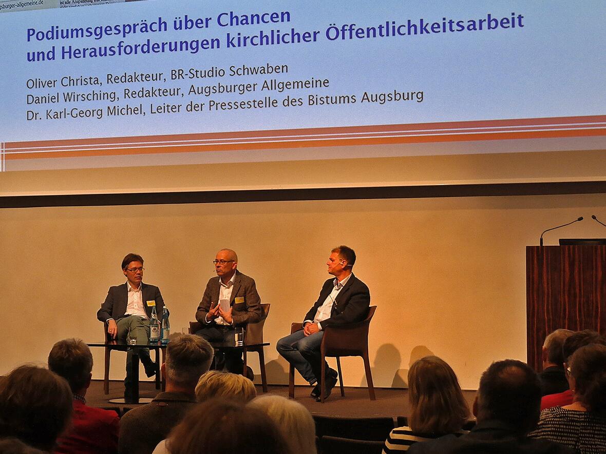 Beim Podiumgespräch über kirchliche Themen in den Medien: (v.l). Daniel Wirsching von der Augsburger Allgemeinen, Pressestellenleiter Dr. Karl-Georg Michel und Oliver Christa vom BR-Studio Schwaben. (Foto: Simone Zwikirsch)