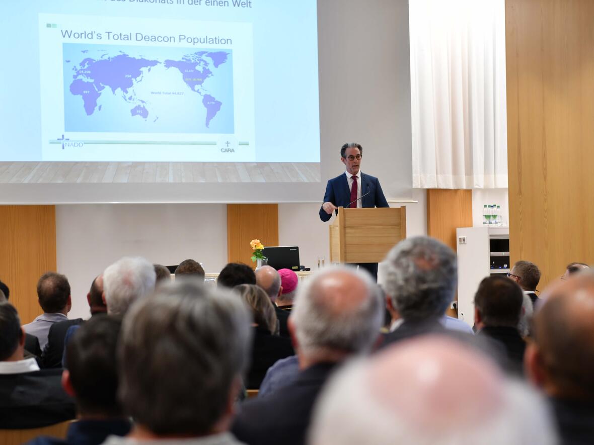 Über die Vielfalts des Diakonats weltweit sprach Dr. Stefan Sander, Geschäftsführer des Internationalen Diakonatszentrums (Foto: Maria Steber / pba). 