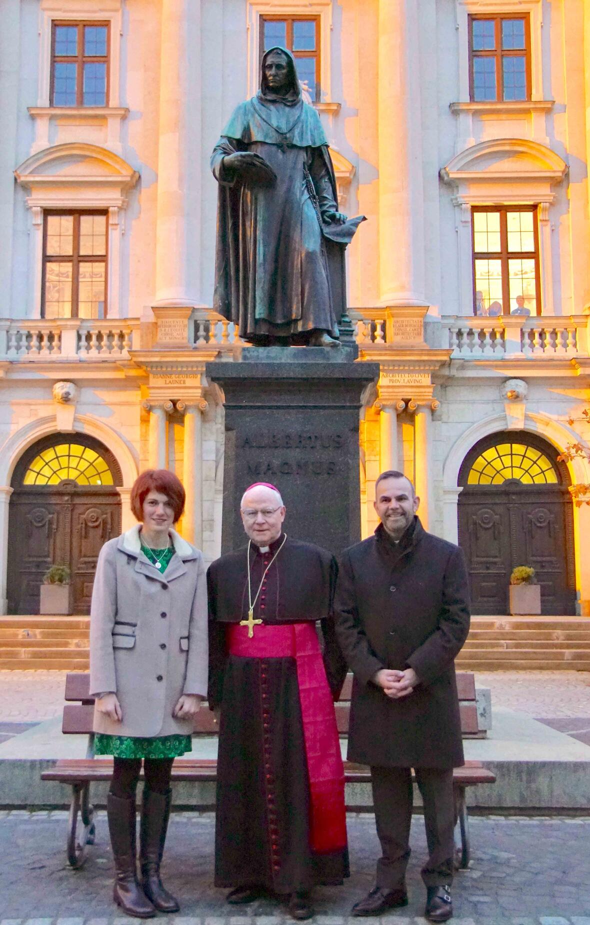 Bischof Konrad vor der restaurierten Albertus-Magnus-Statue gemeinsam mit Lauingens 1. Bürgermeisterin Katja Müller und Stadtpfarrer Raffaele De Blasi (Foto: Erwin Freudling)