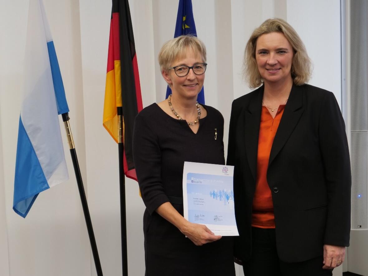 Sabine Slawik (links) aus Augsburg erhält aus den Händen von Sozialministerin Kerstin Schreyer den Ehrenamtsnachweis Bayern. (Foto: Freie Wohlfahrtspflege Bayern)