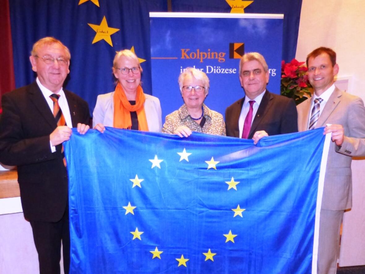 Kolping-Diözesanpräses Alois Zeller (links), die beiden stellvertretenden Diözesanvorsitzenden des Kolpingwerkes Mechthild Gerbig (2.v.l.) und Robert Hitzelberger (rechts) sowie der stellvertretende Vorsitzende des diözesanen Kolping-Bildungswerkes Herbert Barthelmes (2.v.r.) freuten sich über den Impuls-Vortrag der ehemaligen Bundesministerin und Botschafterin Annette Schavan. (Foto: Kolpingwerk)
