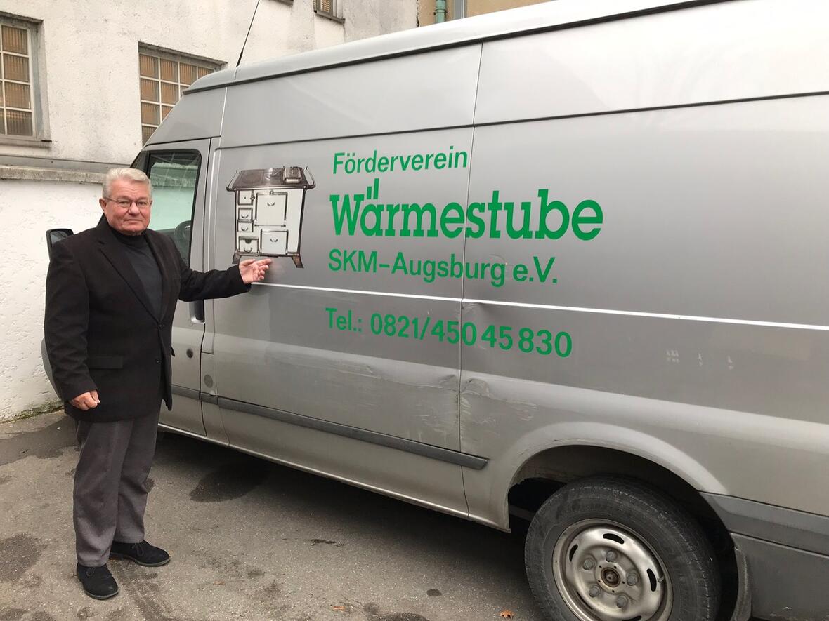 Besonders stolz ist Hans Stecker auf das „Streetwork-SANI-Mobil“. Mit diesem Kältebus sind die Streetworker des SKM nicht nur jetzt im Winter auf den Straßen Augsburgs unterwegs  (Foto: Karl-Georg Michel / pba)
