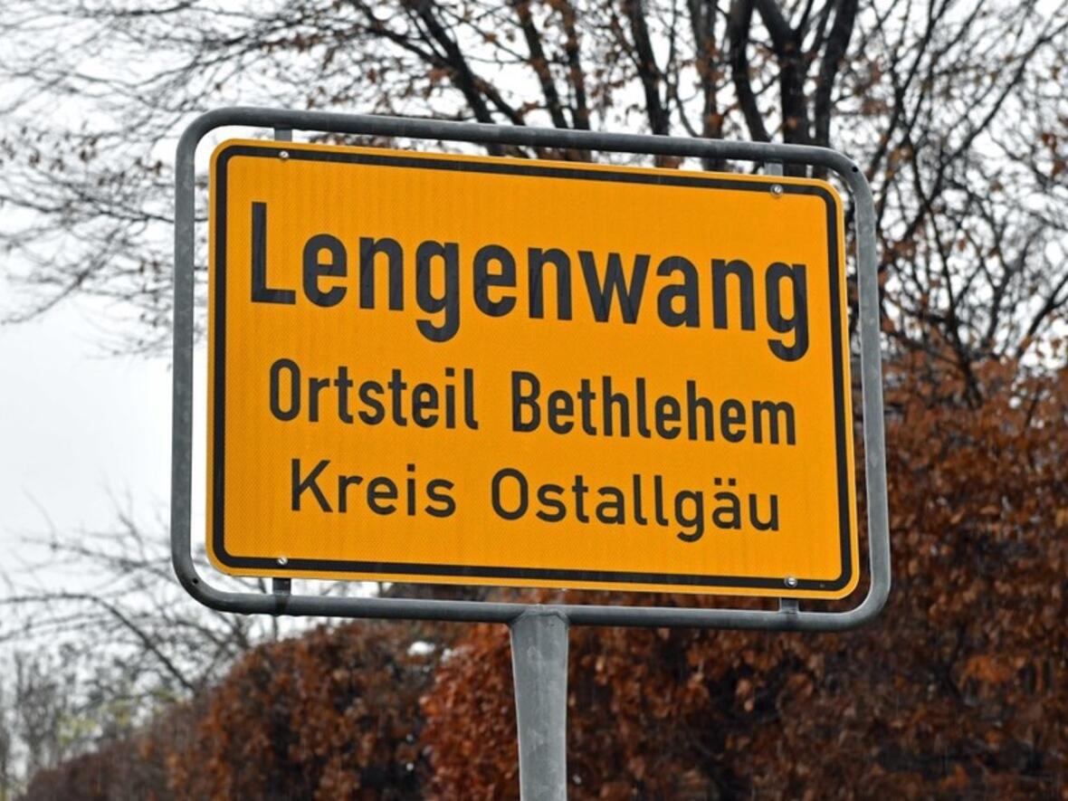 Das Ortsschild der Allgäuer Gemeinde Lengenwang verweist auf den Ortsteil mit dem wohl berühmtesten Namen. (Foto: Nicolas Schnall / pba)