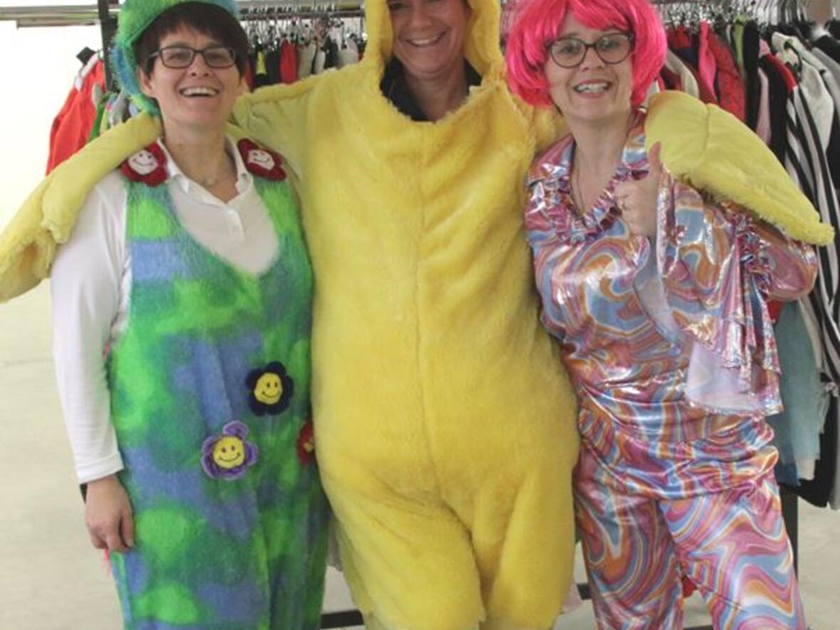 Als Blume, im Retrolook oder als Ente: Mit ausgefallenen Kostümen der Hingucker auf der nächsten Faschingsparty werden. (Foto: aktion hoffnung)