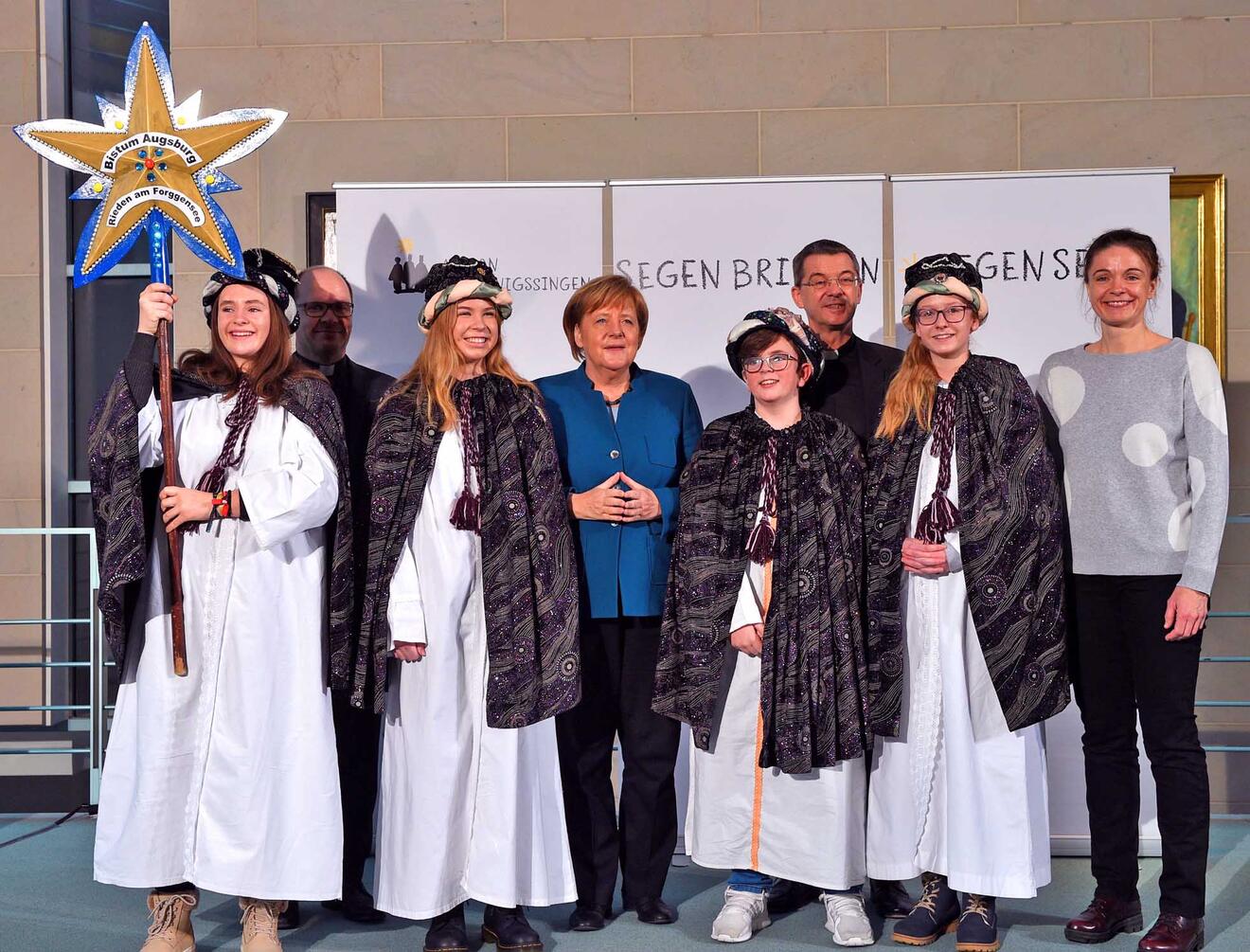Die Sternsinger Emma (15), Elena (14), Max (12) und Lea (14) sowie Begleiterin Uta Schneider aus der Pfarreiengemeinschaft Roßhaupten vertraten das Bistum Augsburg am Montag beim Sternsinger-Empfang von Bundeskanzlerin Angela Merkel. Foto: Ralf Adloff/Kindermissionswerk