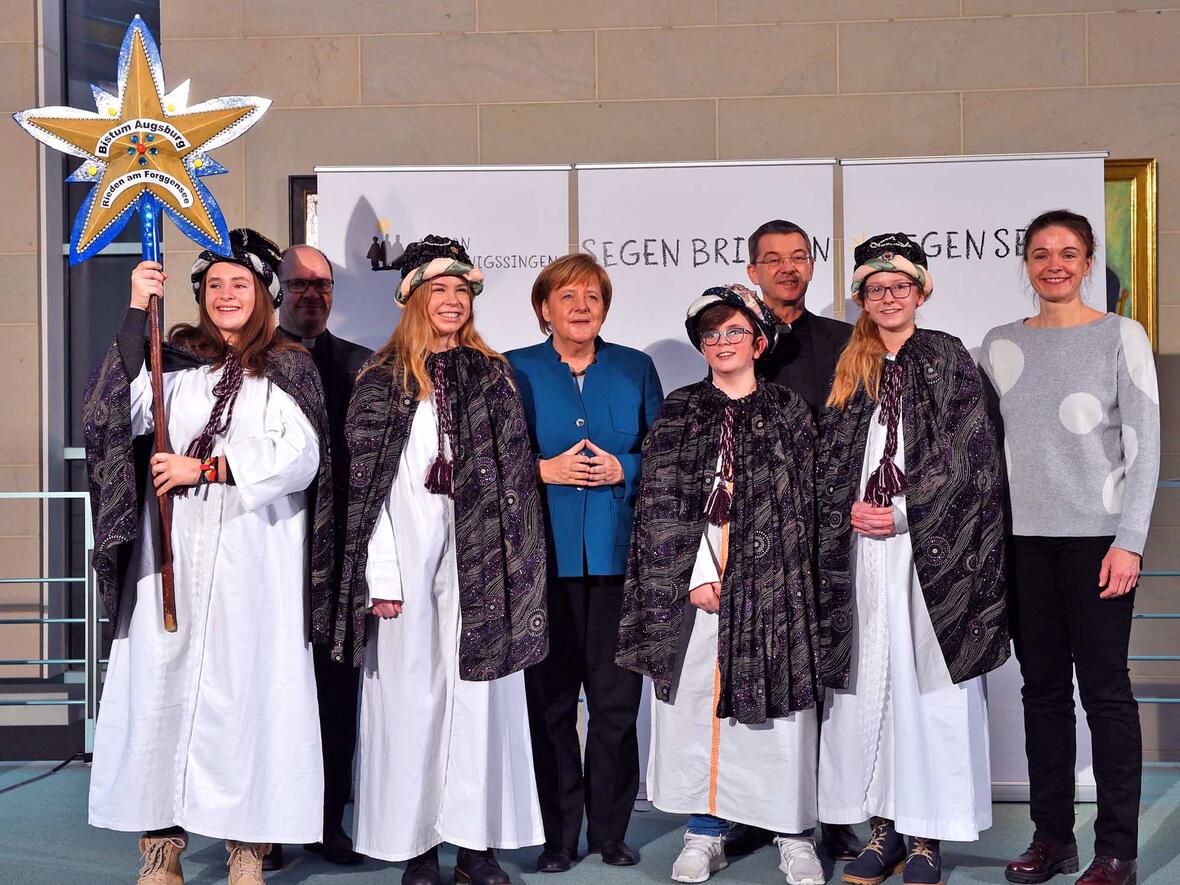 Die Sternsinger Emma (15), Elena (14), Max (12) und Lea (14) sowie Begleiterin Uta Schneider aus der Pfarreiengemeinschaft Roßhaupten vertraten das Bistum Augsburg am Montag beim Sternsinger-Empfang von Bundeskanzlerin Angela Merkel. Foto: Ralf Adloff/Kindermissionswerk