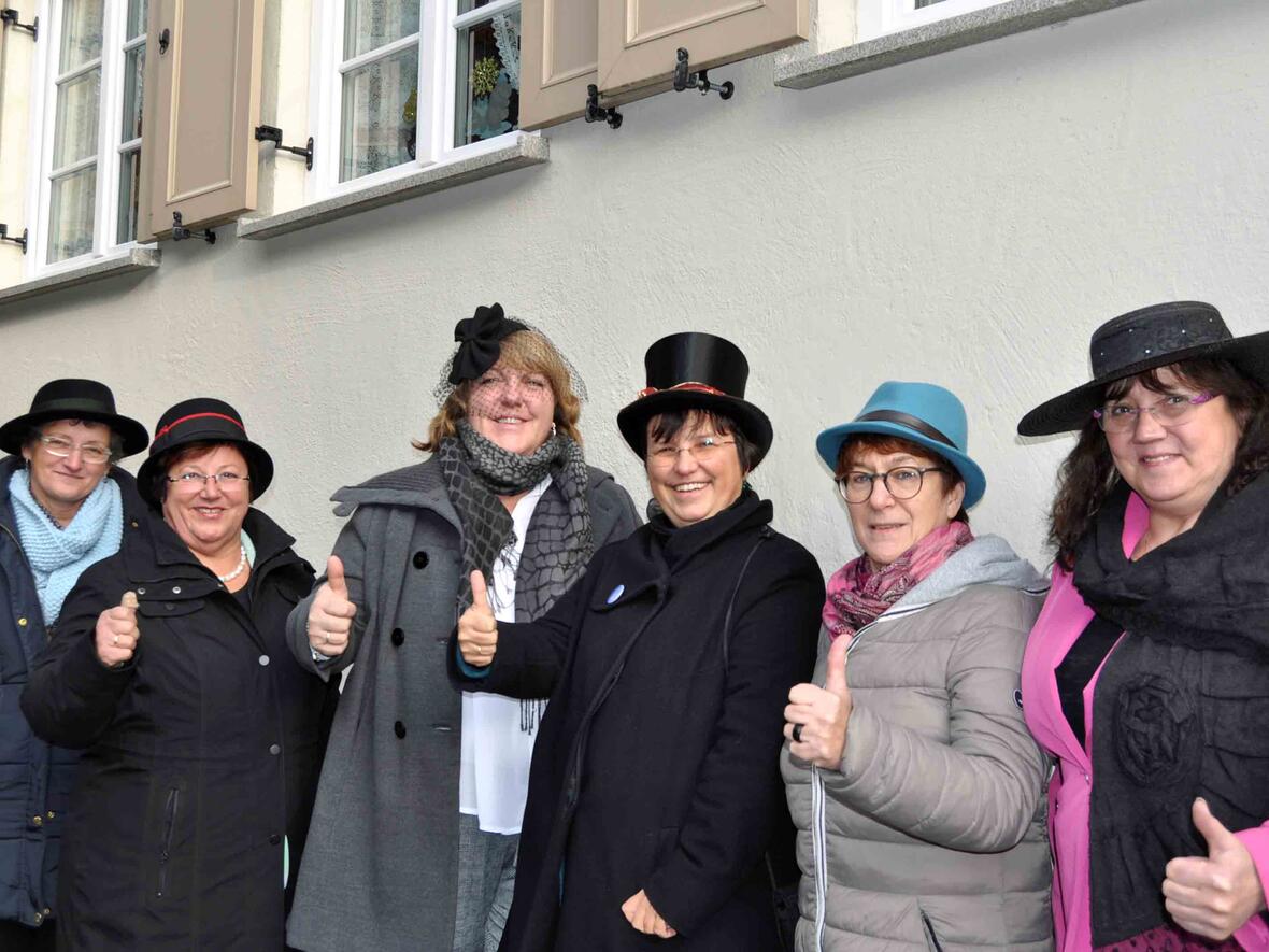 Der KDFB Vorstand in der Diözese Augsburg zeigt: Respekt für all die Frauen, die für die Einführung des Frauenwahlrechts gekämpft haben, die sich zur Wahl stellten und auch denen, die ihr Wahlrecht wahrgenommen haben. (Foto: KDFB/Böswald-Rid)