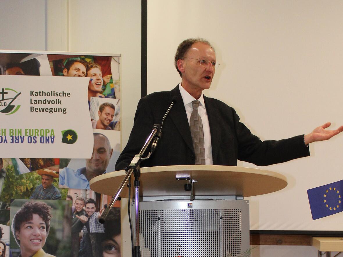 Domkapitular Dr. Wolfgang Hacker erinnerte an die notwendige Verbindung zwischen Menschen, Ländern und Kulturen.( Foto: KLB) 
