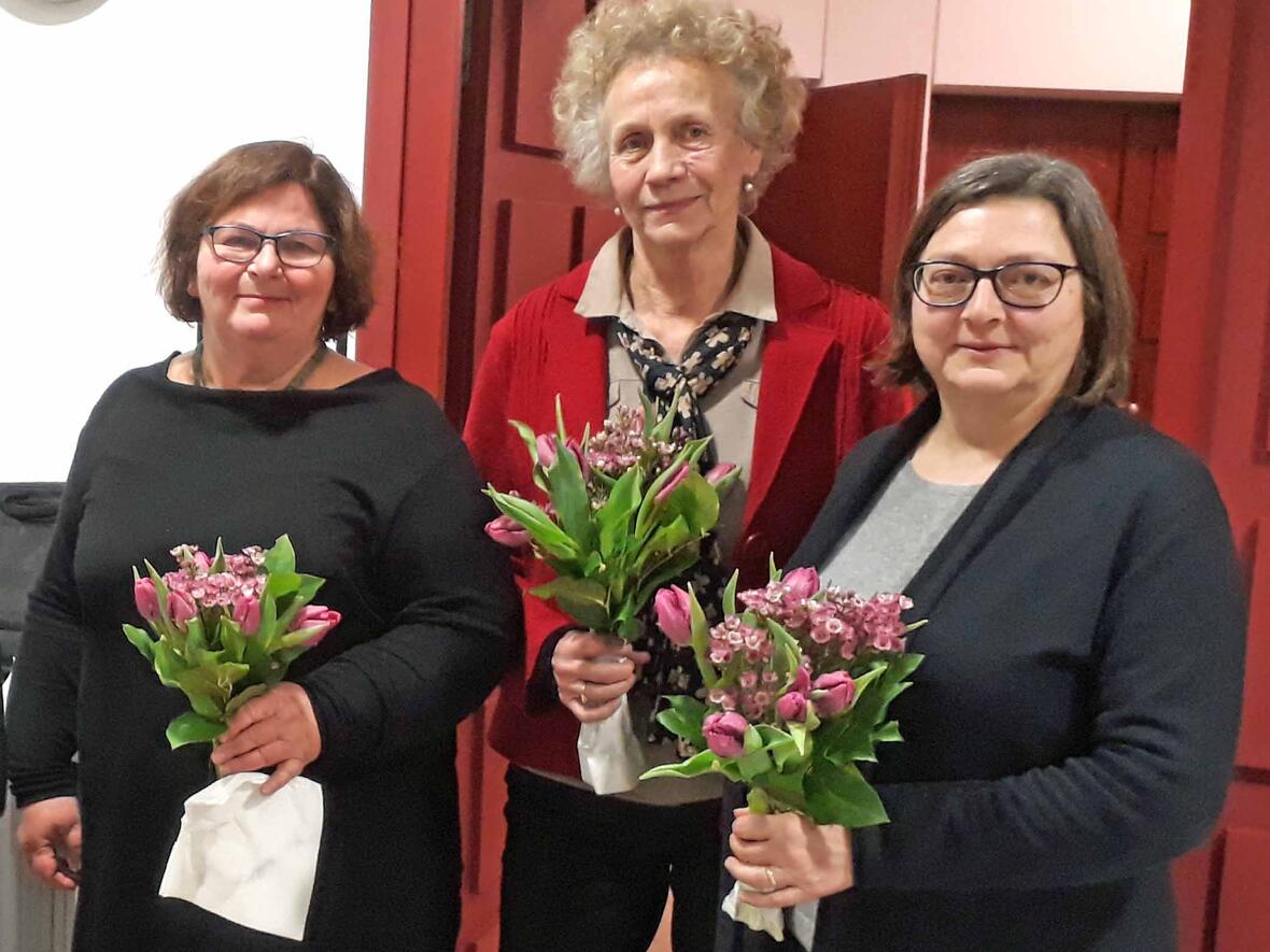 (v.l.) Christine Kamm, Vorsitzende IN VIA Augsburg, Soni Unterreithmeier, stellvertretende Vorsitzende und Schatzmeisterin Maria Siegert. (Foto: Oliver Gierens / Sankt Ulrich Verlag)