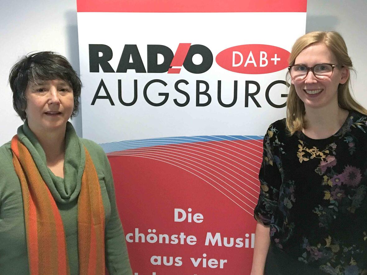 Radio Augsburg-Moderatorin Katharina van der Beek (rechts) mit Pia Haertinger vom SKM. (Foto: Radio Augsburg)