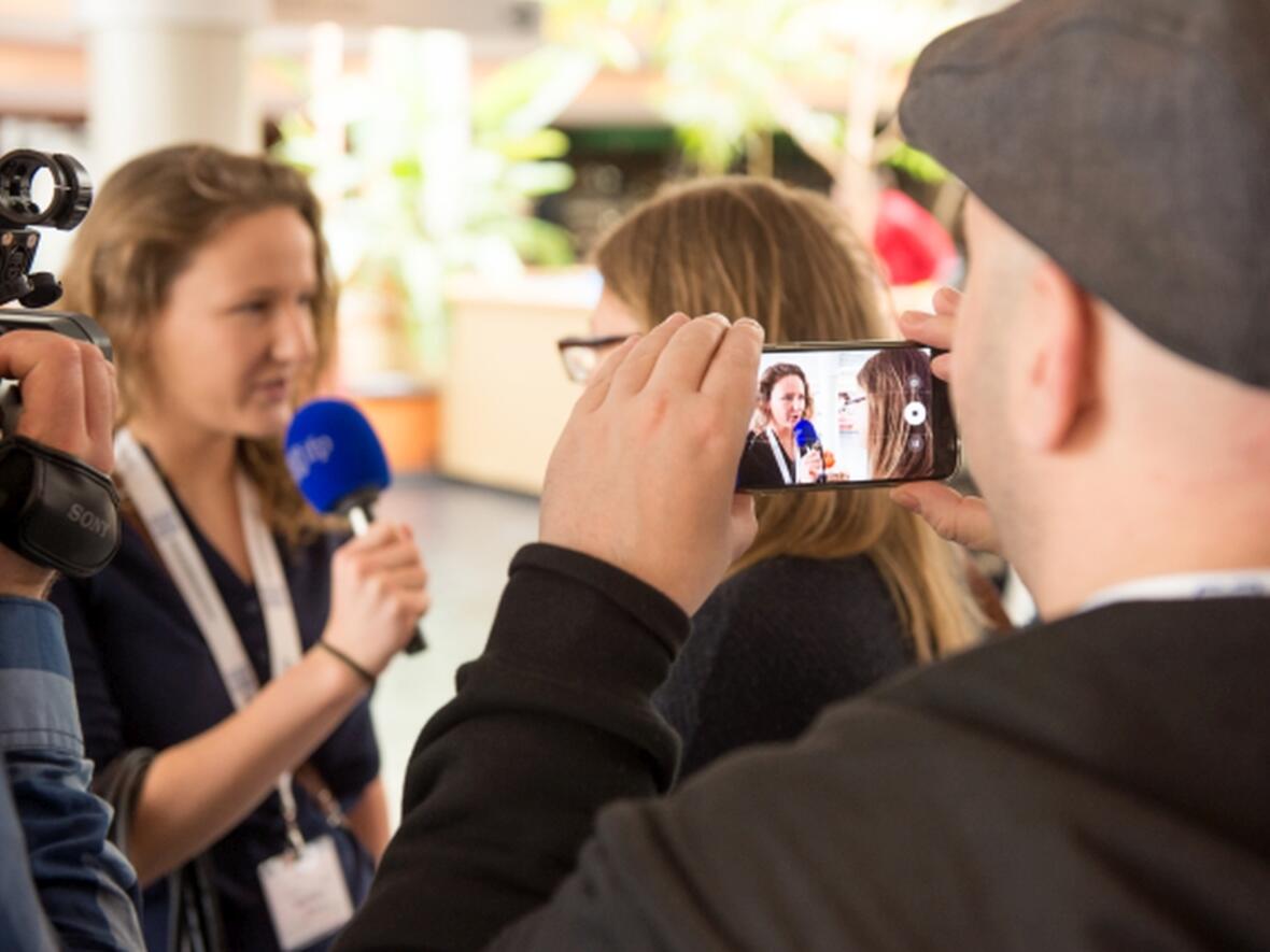 Volontariat beim ifp: Das journalistische Handwerkszeug vermittelt bekommen. (Foto: Alberternst / ifp)