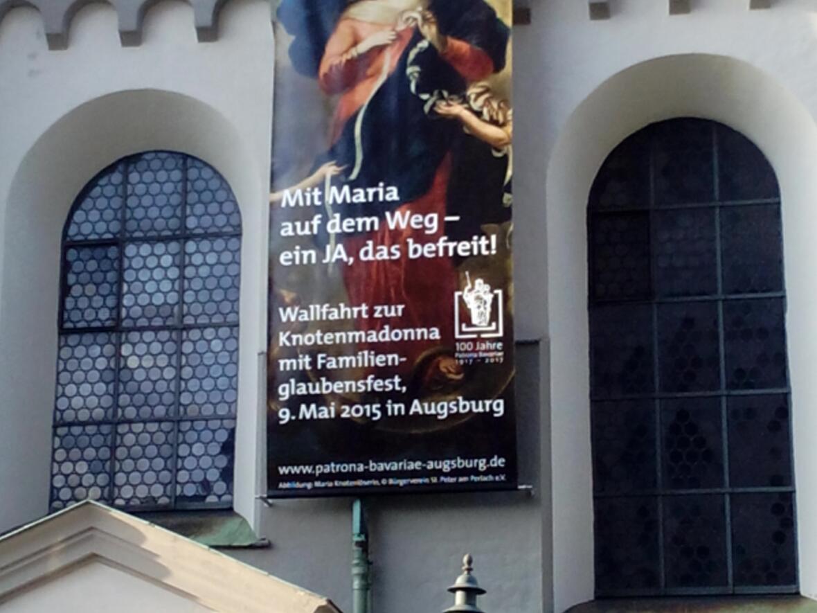 Ein großes Banner an der Außenfassade der Kirche St. Peter am Perlach kündigt den großen Wallfahrtstag an. (Foto: Bischöfliches Seelsorgeamt)