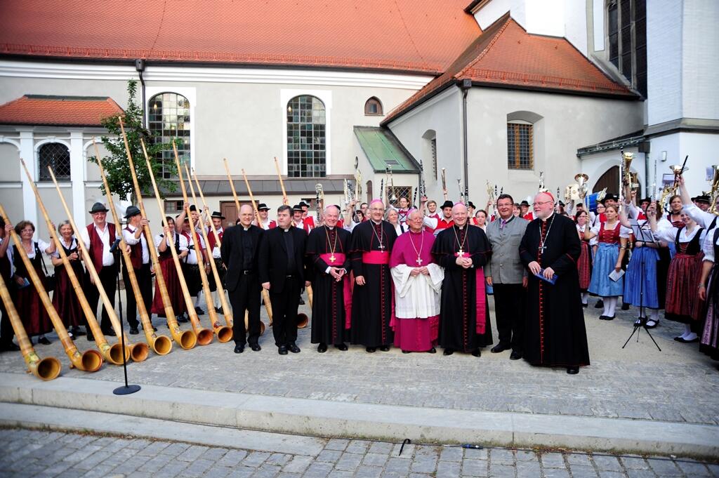 Ehrbekundung und Gratulation durch den Allgäu-Schwäbischen Musikbund. (Foto: Nicolas Schnall/pba)