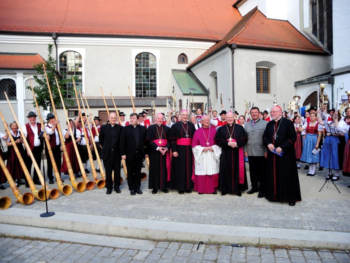 Ehrbekundung und Gratulation durch den Allgäu-Schwäbischen Musikbund. (Foto: Nicolas Schnall/pba)