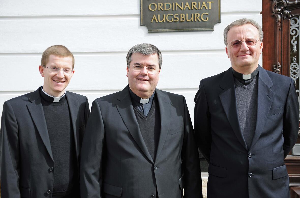 Kaplan Martin Riß, Generalvikar Harald Heinrich und Dr. Alessandro Perego ('von links) werden ab September in der Personalabteilung für Priester eng zusammenarbeiten. (Foto: Nicolas Schnall/pba)