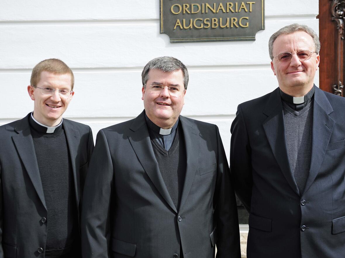 Kaplan Martin Riß, Generalvikar Harald Heinrich und Dr. Alessandro Perego ('von links) werden ab September in der Personalabteilung für Priester eng zusammenarbeiten. (Foto: Nicolas Schnall/pba)