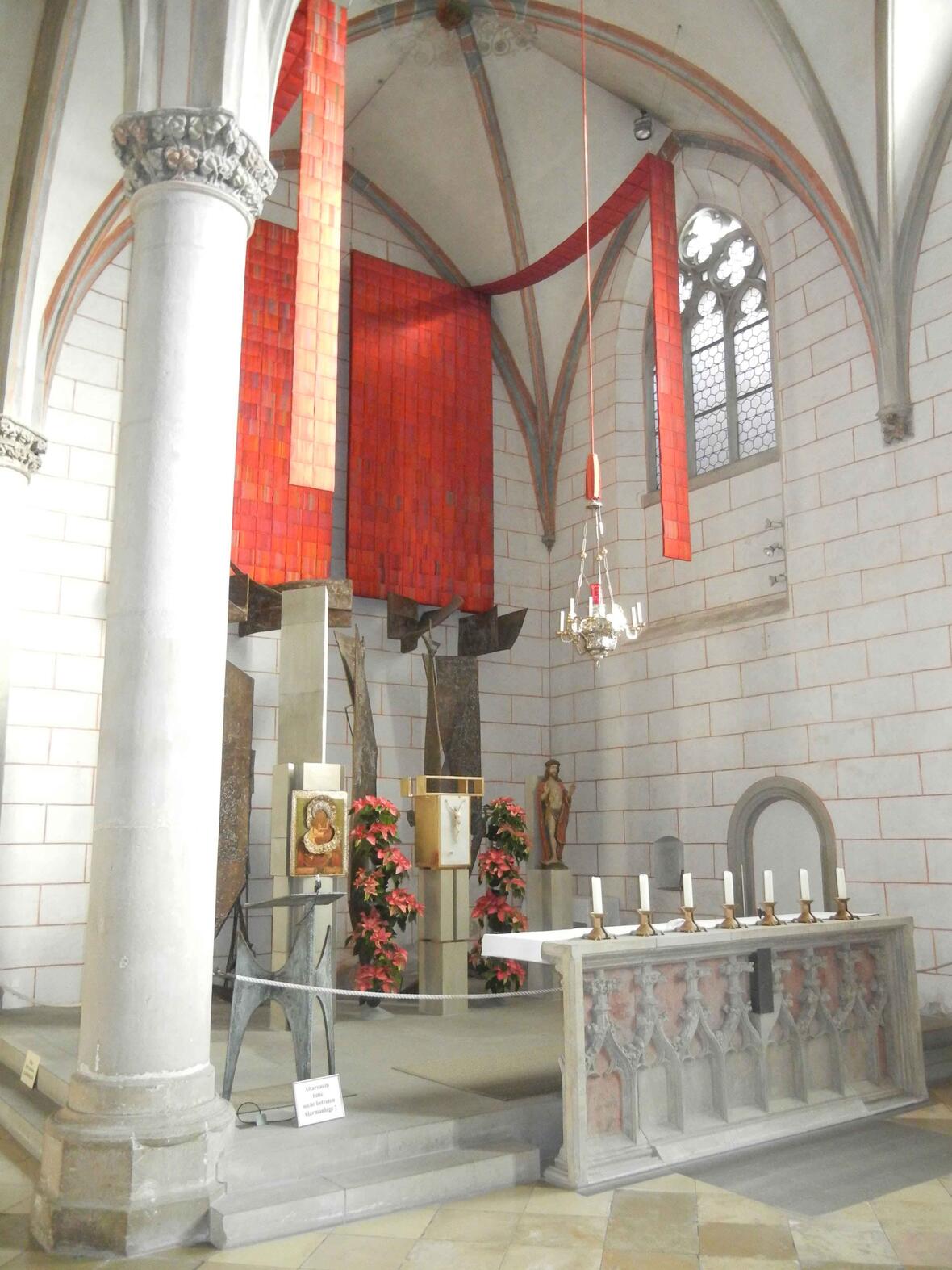 Von vielen Besuchern rätselnd betrachtet: die jetzige Altargestaltung aus den 1990er Jahren. (Foto: Michael A. Schmid)