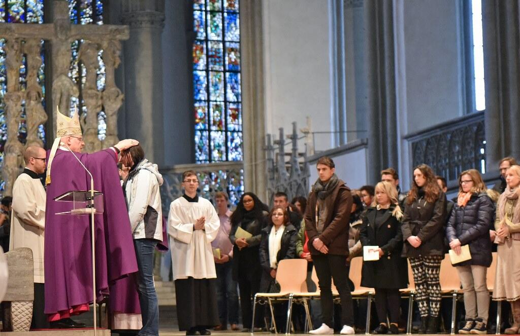 Bischof Konrad segnet die Tauf- und Firmbewerber. (Foto: pba / Romana Kröling)