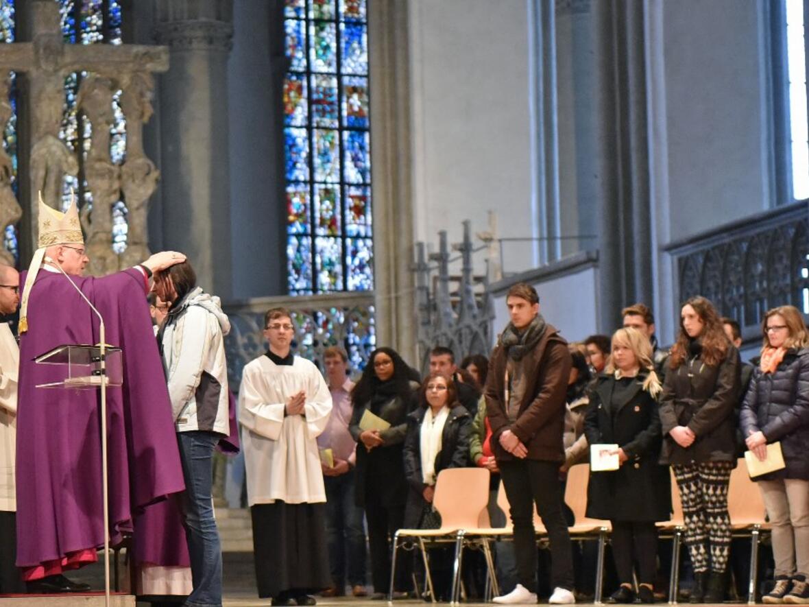 Bischof Konrad segnet die Tauf- und Firmbewerber. (Foto: pba / Romana Kröling)