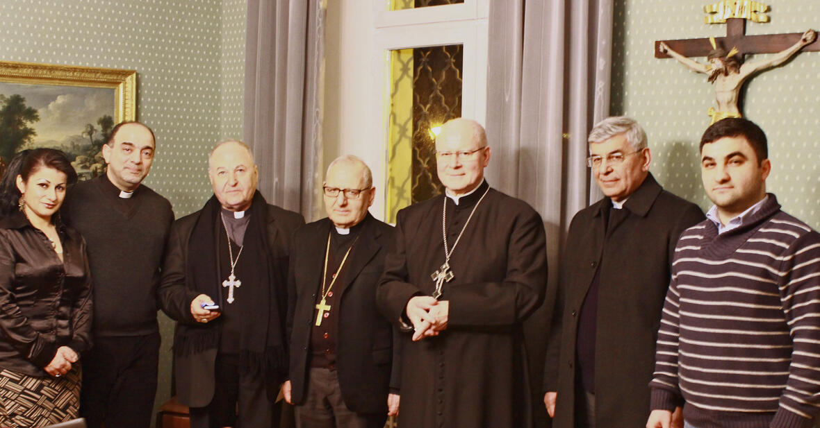 (v.l.n.r.) Frau Mariam Esho (PGR-Vorsitzende der Chaldäer in Augsburg-Bärenkeller), Pfarrer Dr. Sami Danka (München), Weihbischof Shlemon Warduni (Bagdad), Patriarch Louis Raphael Sako (Bagdad), Bischof Dr. Konrad Zdarsa (Augsburg), Erzbischof Ramzi Garmou (Teheran), Diakon Awakem Isleiwa (München) (Foto: Johannes Steber)