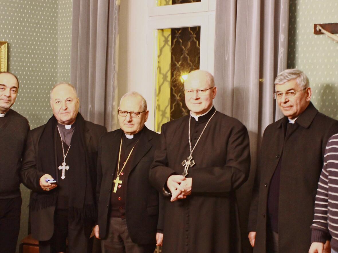 (v.l.n.r.) Frau Mariam Esho (PGR-Vorsitzende der Chaldäer in Augsburg-Bärenkeller), Pfarrer Dr. Sami Danka (München), Weihbischof Shlemon Warduni (Bagdad), Patriarch Louis Raphael Sako (Bagdad), Bischof Dr. Konrad Zdarsa (Augsburg), Erzbischof Ramzi Garmou (Teheran), Diakon Awakem Isleiwa (München) (Foto: Johannes Steber)