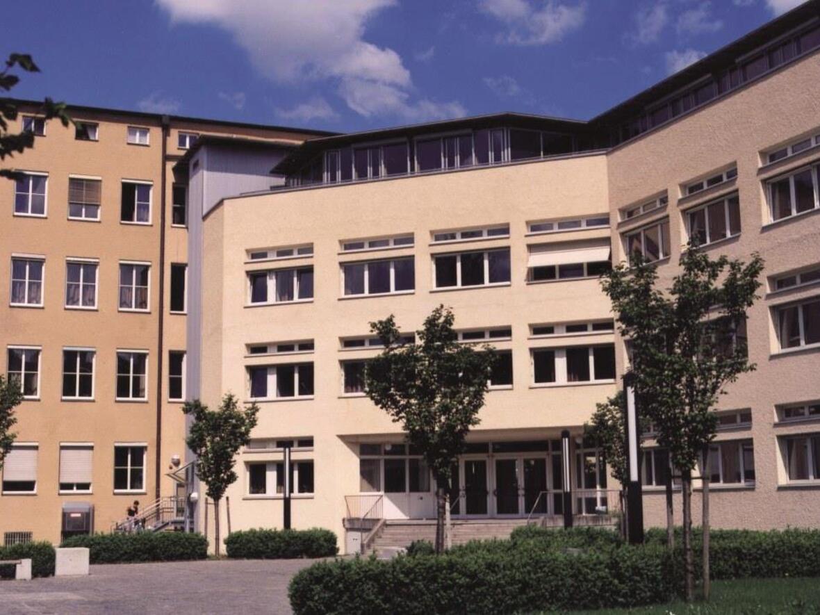 Das Schulgebäude des Gymnasiums und der Realschule von Maria Stern in der Gögginger Straße in Augsburg. (Foto: Maria-Stern-Schulen)