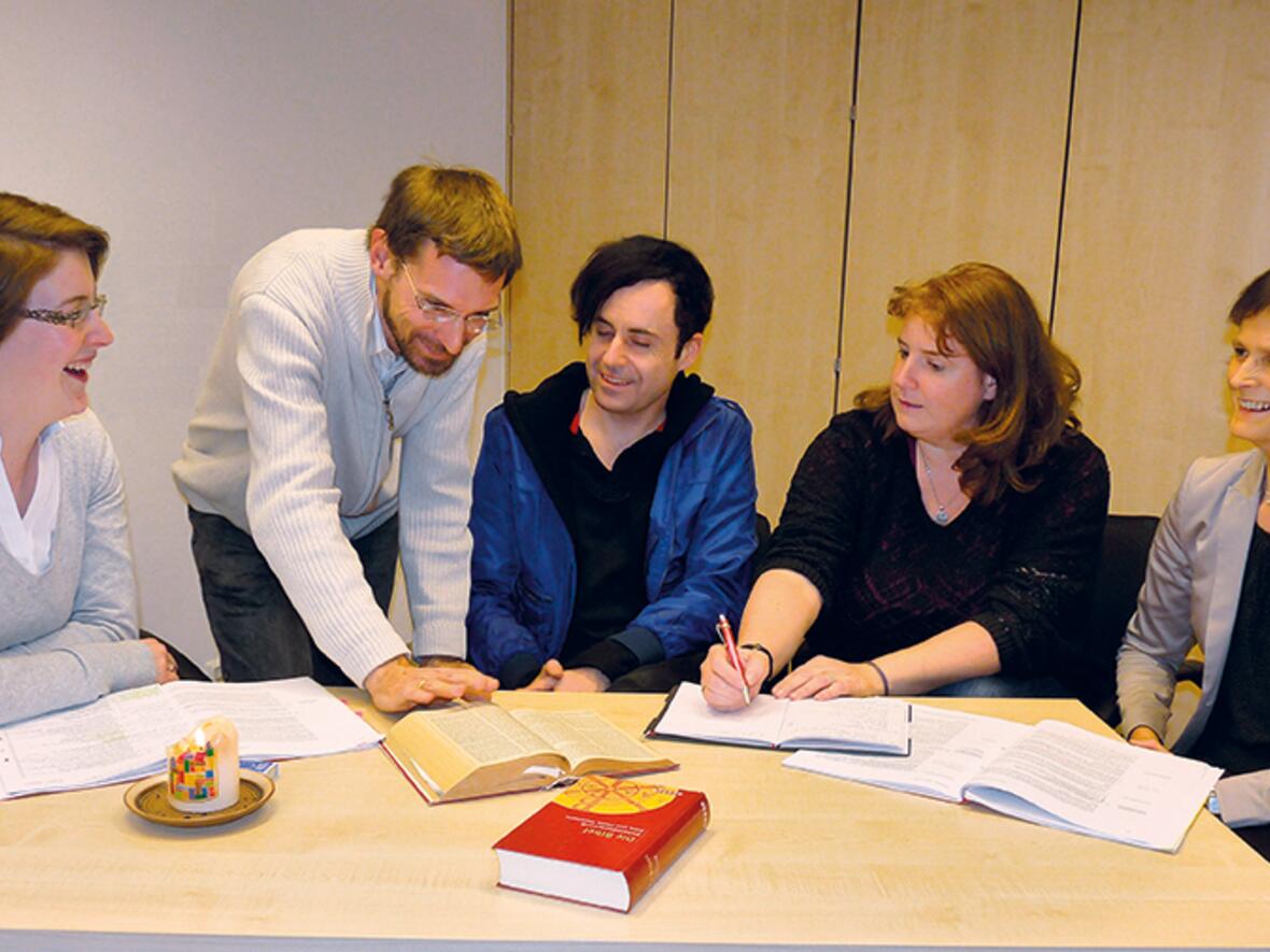 Dr. Daniel Esch trifft sich jede Woche mit den Teilnehmern des Grundkurses Theologie, um Fragen zu klären und die Studieninhalte zu vertiefen. (Foto: Winfried Mayr) 