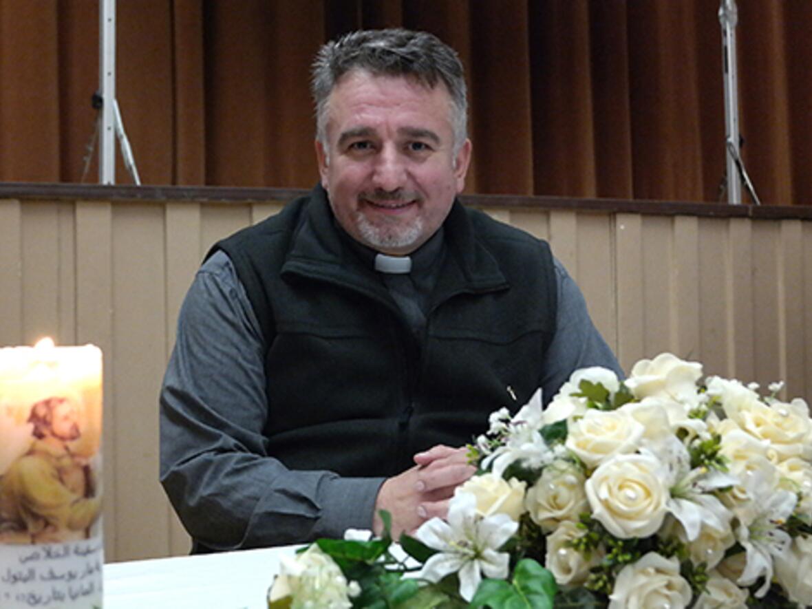 Pfarrer Al Bazi kümmert er sich in Erbil (Nordirak) um 18.000 Flüchtlingsfamilien. (Foto: pba / Karl-Georg Michel)