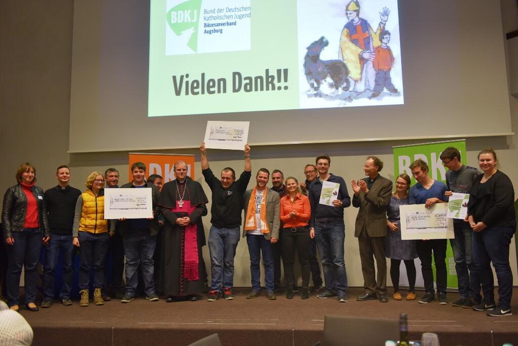 Die Gewinner des Bischof-Simpert-Preises 2015 und der beiden Sonderpreise feiern zusammen mit der Jury ihren Sieg. (Foto: Romana Kröling / pba)